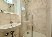 Badezimmer mit Dusche