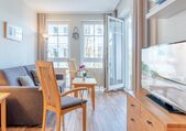 Wohnbereich mit Zugang zum Balkon