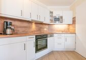 Küchenzeile mit Backofen und Geschirrspüler