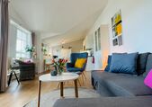 heller moderner Wohnbereich mit direktem Zugang zum Balkon